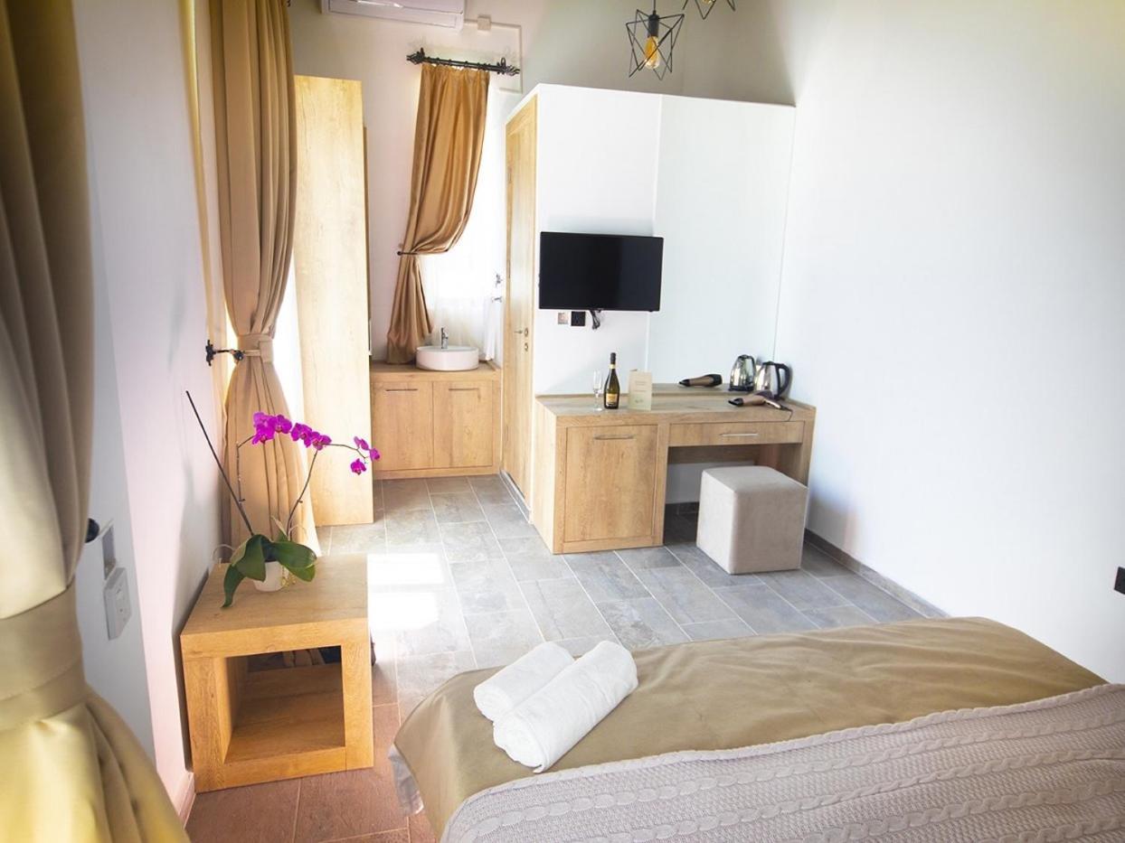 Avenue Hotel 凯里尼亚 外观 照片