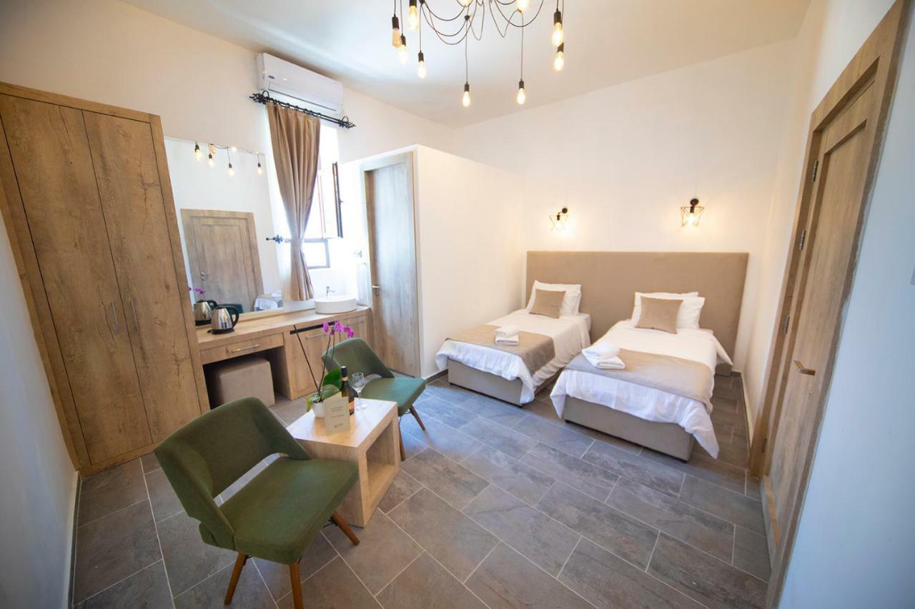 Avenue Hotel 凯里尼亚 外观 照片