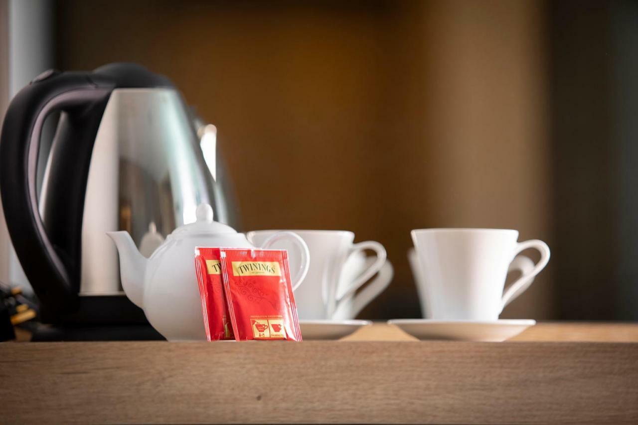 Avenue Hotel 凯里尼亚 外观 照片